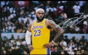 ☆レブロン・ジェームズ　直筆サインフォト/写真　NBA　レイカーズ　オールスター18回　チャンピオン4回　ファイナルMVP4回　キング