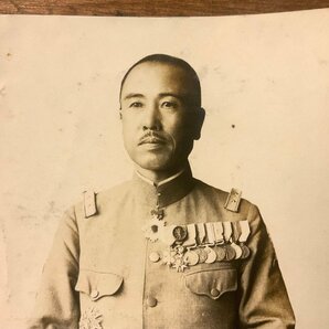 RR-4892 ■送料込■ 旧日本軍 陸軍 軍隊 軍人 上官 司令官 軍帽 軍服 メダル 勲章 肩章 階級章 記念写真 写真 古写真 印刷物/くKAらの画像2