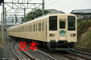 鉄道写真データ（JPEG）、00388543、8000系（81111F）東武東上線100周年ヘッドマーク（雨天）、東武鉄道越生線、川角駅、2014.10.23