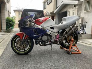 RVF400 車体