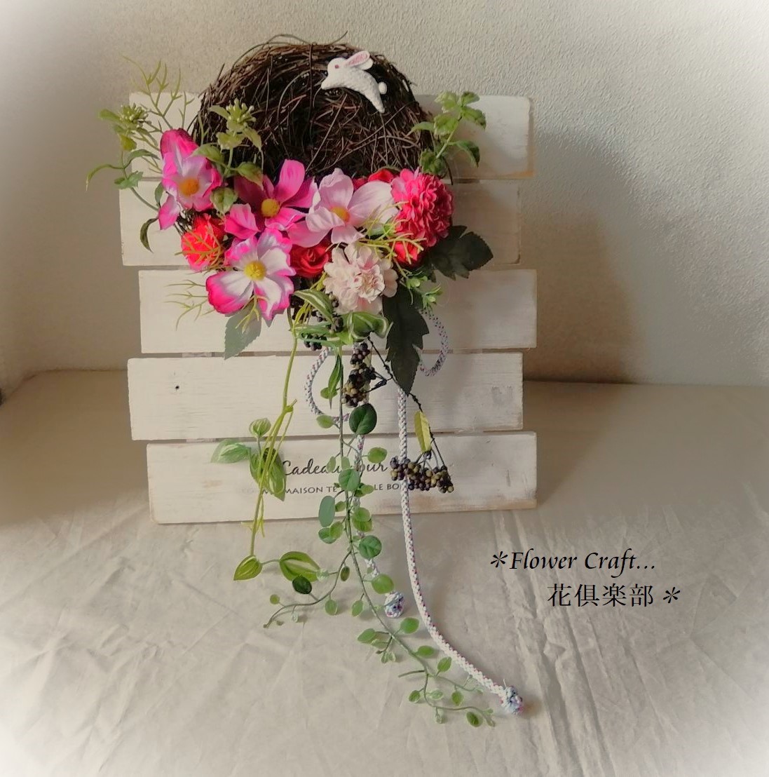Cosmos and crepe rabbit wall hanging ◆ Interior decoration, wall hanging ◆ Artificial flowers, gifts, entrance, housewarming gifts, wedding gifts, Handcraft, Handicrafts, Art Flower, Pressed flowers, lease