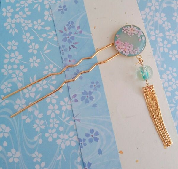 【ハンドメイド/即購入可】【レジン】桜　青空　ゆらゆら揺れる　ゴールド　タッセル　とんぼ玉　かんざし