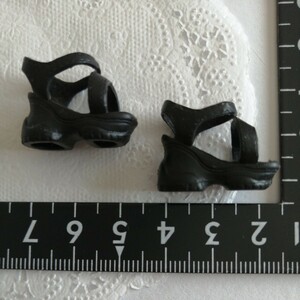 3r0911 ドール用 黒 ブラック サンダル 靴 タミーちゃん サイズ