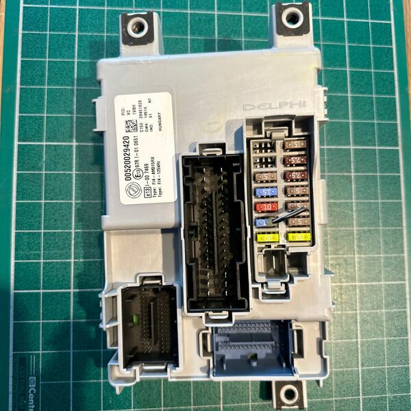 アバルト500/595 コンピュータ/ヒュースボックス　シリーズ3 TFTメーター　中古品　値下げ