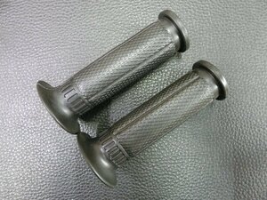 未使用 原付用 汎用 グリップ 非貫通式 全長: 112mm グリップ内径: 左21mm/右25mm ハンドル径: 22.2mm用 管理No.38648