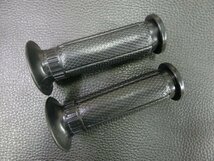 未使用 原付用 汎用 グリップ 非貫通式 全長: 112mm グリップ内径: 左21mm/右25mm ハンドル径: 22.2mm用 管理No.38659_画像1