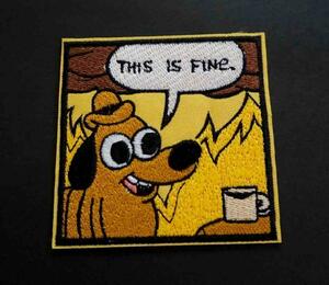 DK火事場の余裕犬（デカロゴ）四角■激渋『THIS IS FINE.』　ドッグ　DOG　 刺繍ワッペン■ アメリカ◇アニメ　音楽◆ミリタリー・サバゲー