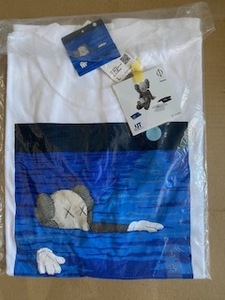 新品・未開封品　KAWS カウズ ユニクロ コラボ 半袖Tシャツ 新作 UNIQLO 　シール付き　白・ホワイト