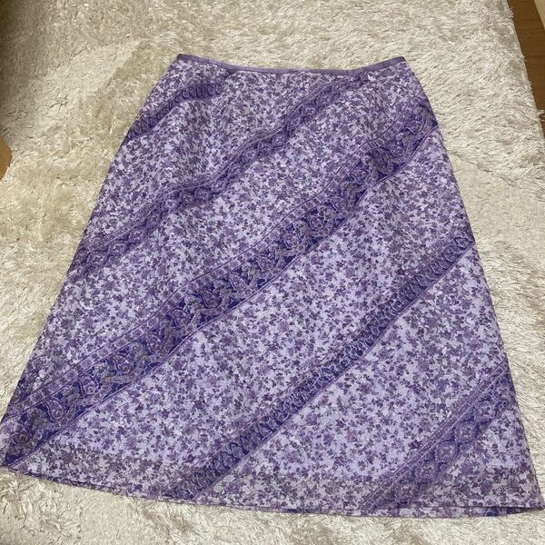 花柄模様の膝丈スカート（紫）