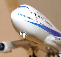 1/200模型 ANA 全日空ロゴ ボーイング Boeing B747-400？ノーズランディングギア折れ 尾翼に接着剤跡 送料無料_画像3