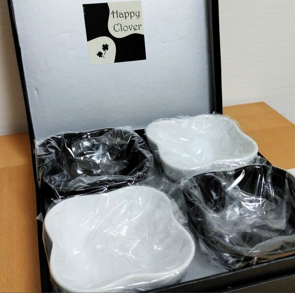 【未使用】オシャレなモノトーン小鉢4セット （クローバー型）アペックスハート　BLACK/WHITE　ミニボウル　白黒　カフェ雑貨