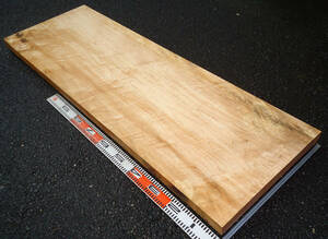  soft maple, lustre . tree .. white color,. eyes many . beautiful! has processed board. length 158cm width 53cm thickness 47mm