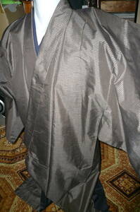 男性　お誂え　大島紬　着物　新品同様　身幅　131　裄　62　光沢の有る織柄　渋い柄です。