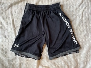 アンダーアーマー★ハーフパンツ★130/YSM★黒・白マーク★後ろ裾メッシュカモ風模様★UNDER ARMOUR 