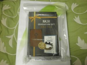 NKJV Graduation Gift Bible Pack for Him: The Holy Bible, New King James Version, Brown, Red Letter Edition / The Story POSTCOST