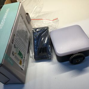 携帯カメラ補助ライト 三脚有れば三脚でも装着可能 乾電池式 撮影時に開封しただけなので電池入っていません