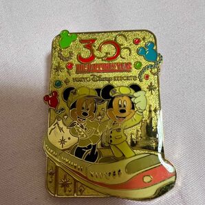 ディズニー　ピンバッジ