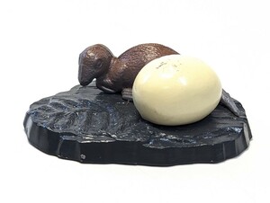 マイアサウラ　赤ちゃん　卵　恐竜　フィギュア　置物　素材:鉄等　博物館等で売られていた物です　中古品　スレ、キズ、汚れ等あり