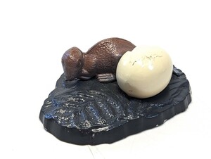 マイアサウラ　赤ちゃん　卵　恐竜　フィギュア　置物　素材:鉄等　博物館等で売られていた物です　中古品　スレ、キズ、汚れ等あり　②