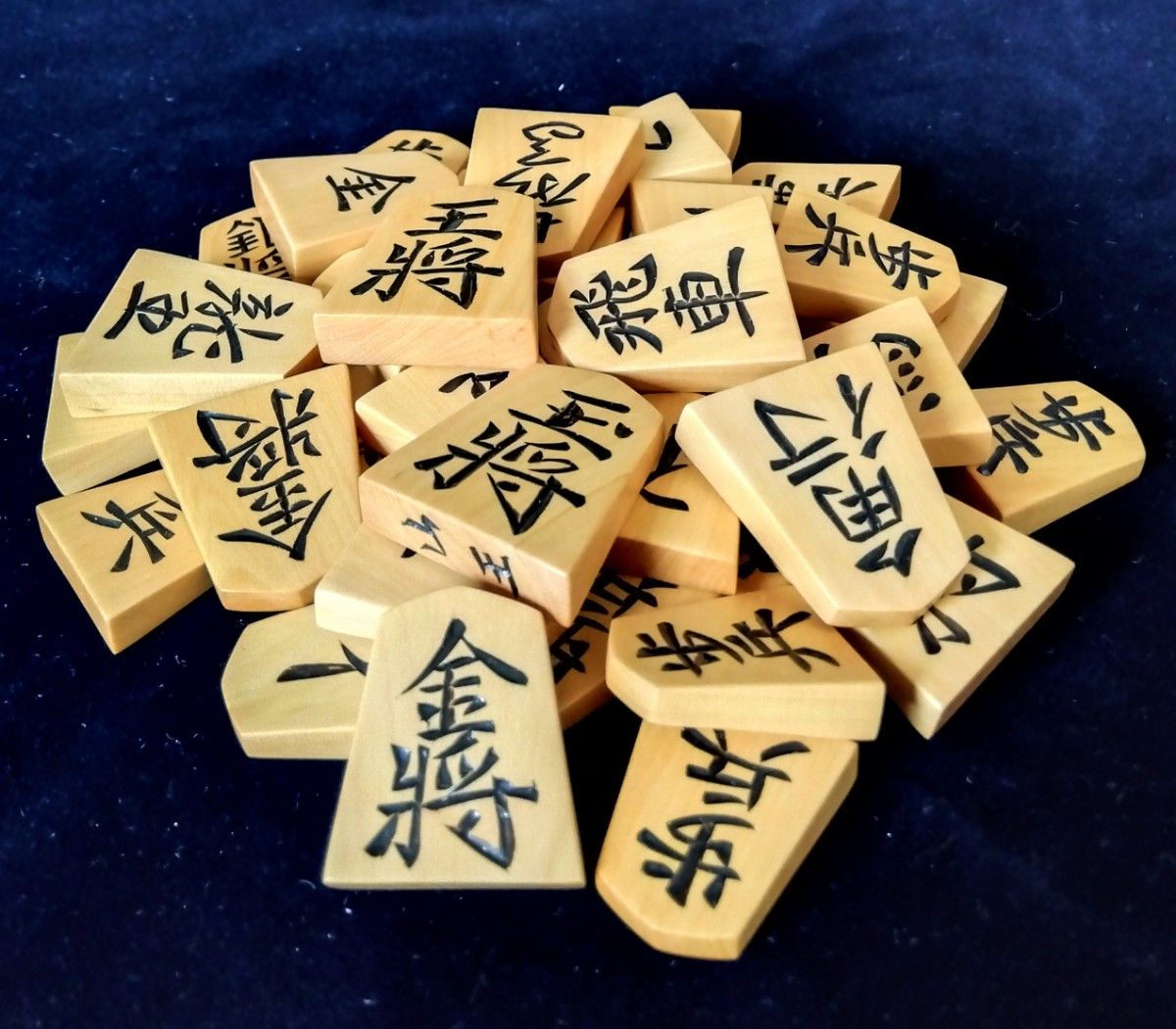 山形市の名匠】香月作 盛上駒 菱湖書 将棋駒 菊花紋様蓋物 桐平箱・駒
