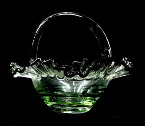 昭和期 国産ビンテージ 手作り グリーンガラスのミニバスケット 職人技によるハンドメイドアートガラスTMI509