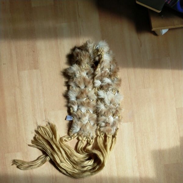 ラビットファーと毛糸のマフラー
