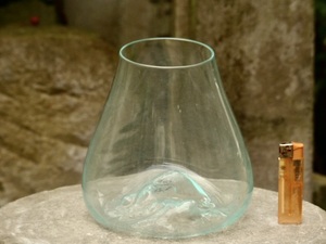 固まる直前の吹きガラスを流木の台座の上にのせ成型させたユニークな花瓶のみh17cm　金魚鉢、アクアリウム、テラリウム　0928b