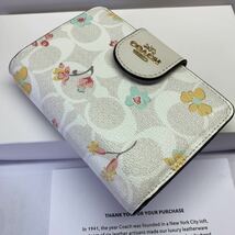 COACH 新品 箱付き　財布　アウトレット　花柄 シグネチャー ミスティカル フローラル プリント 二つ折り 財布 C8741 チョーク翌日発送_画像3