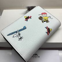 COACH 新品箱付き　コーチ 二つ折り財布 C4899 PEANUTS スヌーピー チョークマルチ 翌日発送_画像3