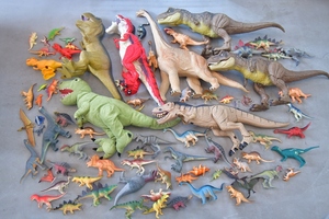 恐竜　フィギュア　人形　玩具　大量　まとめて　約75点　＋　木や岩のミニチュア