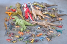 恐竜　フィギュア　人形　玩具　大量　まとめて　約75点　＋　木や岩のミニチュア_画像1