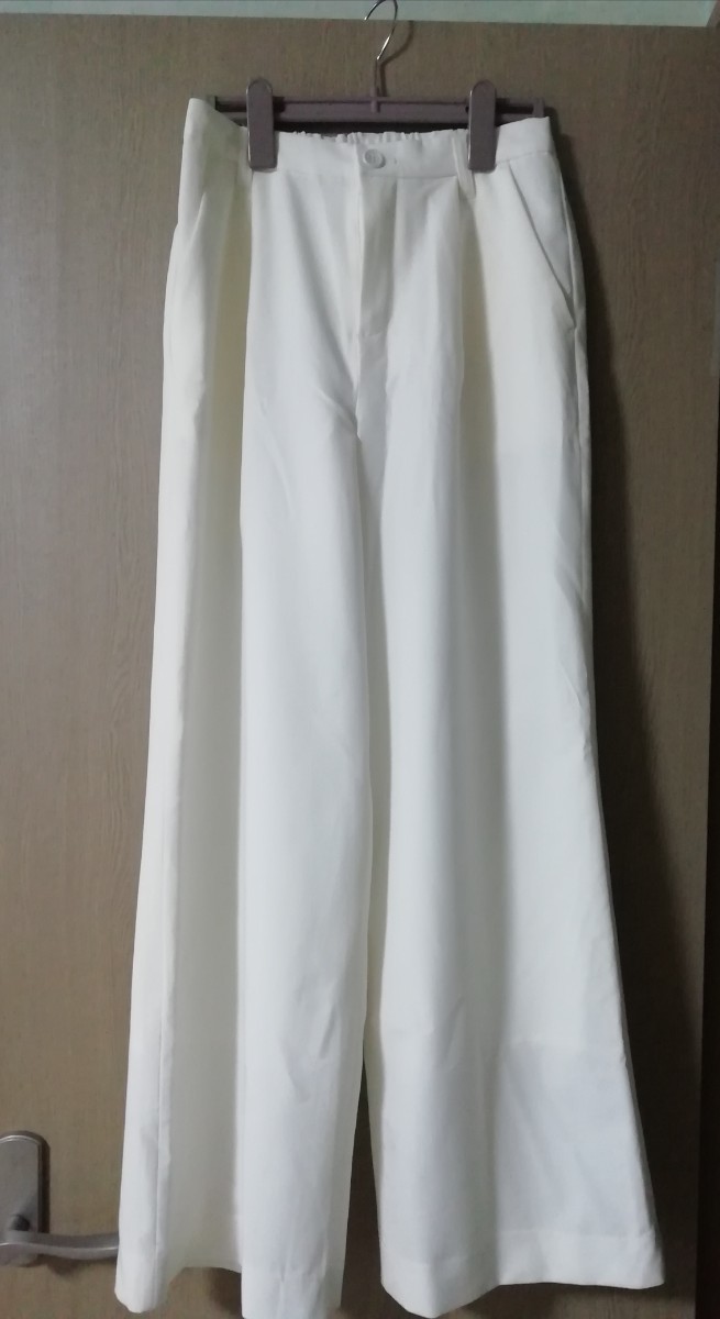 新品 アーヴェヴェ 白トップス 半袖 スタンドカラー 胸
