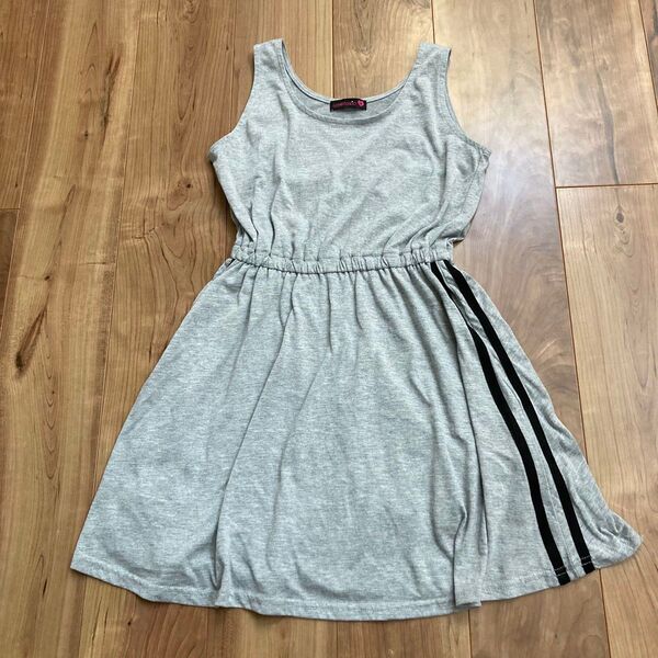 【美品】LOVETOXICラブトキシック★人気!ライン入りノースリーブワンピース★ライトグレーM(140-150)