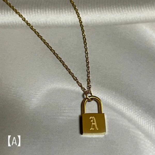 ネックレス イニシャル "A" 金属アレルギー対応 316L サージカルステンレス製 アルファベット つけっぱなし 南京錠 