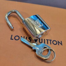 極美品 ゴールド　Louis Vuitton パドロック 南京錠 カデナ ルイヴィトン　番号320_画像1