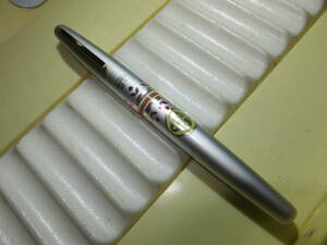 セーラーの女性向け万年筆です。チューリップ（？）模様のかわいいデザイン　なんとペン先２１K！白軸　文具店長期保管品