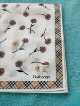 新品　未使用　シールつき　　ハンカチ 　　BURBERRY バーバリ　大判ハンカチ　淡いクリーム色に花柄、縁回り定番チェック_画像3