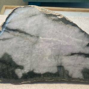 ミャンマー産超巨石天然グリーン＆ラベンダー本翡翠原石2.58kg１面カット磨き済み［JADEITE］の画像9