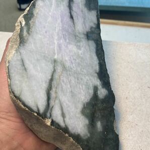 ミャンマー産超巨石天然グリーン＆ラベンダー本翡翠原石2.58kg１面カット磨き済み［JADEITE］の画像6