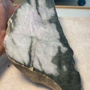 ミャンマー産超巨石天然グリーン＆ラベンダー本翡翠原石2.58kg１面カット磨き済み［JADEITE］の画像4