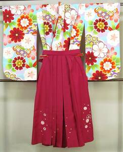 し202 化繊　女児　着物と袴のセットです！　大きな花柄　袴花刺繍入り　ジュニアサイズ　美品