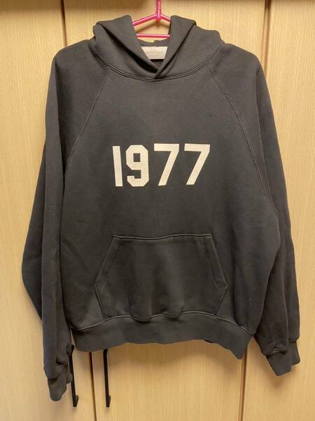 正規 22AW FOG ESSENTIALS フォグ エッセンシャルズ FEAR OF GOD フィア オブ ゴッド 1977 プルオーバー フーディー パーカー 黒 XS