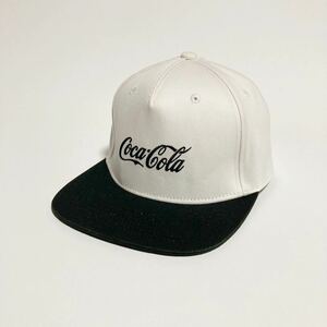 Coca-Cola ☆ 刺繍ロゴ◎ ベースボール キャップ スナップバック 55cm〜 フリーサイズ ホワイト ブラック ストリート コカコーラ■SHW74