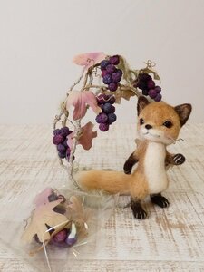 Art hand Auction Felt artist kiichigo no mori's work Little fox and grapes [L's/70, 000 yen/new box with wreath] d3DE, Handmade items, interior, miscellaneous goods, ornament, object