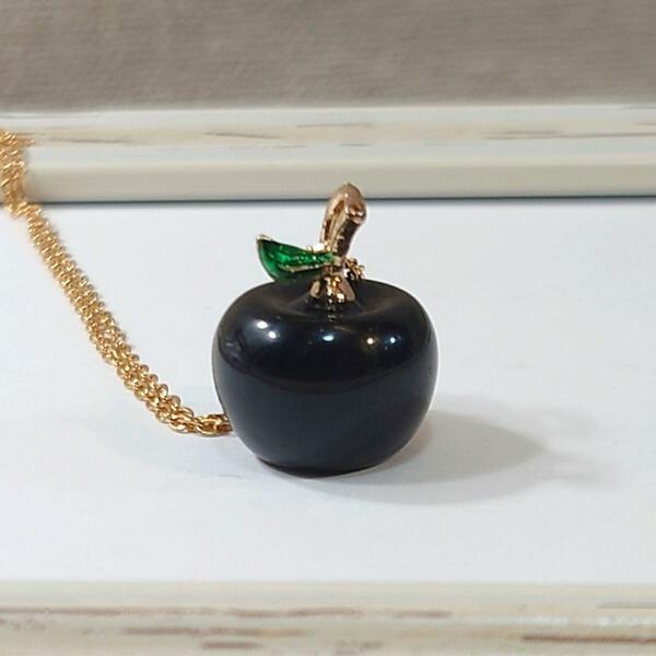 【魔除けの石】ブラックオニキスで作られた黒リンゴの小さなネックレス