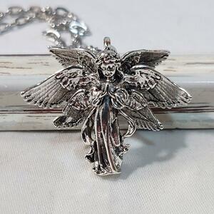 ６枚羽の翼を広げて、祈りを捧げる、熾天使、大天使のメタルネックレス　銀色Ver