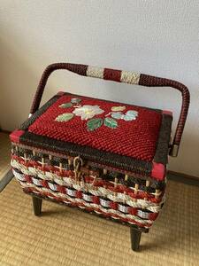 昭和レトロ　裁縫箱　ソーイングボックス　脚付き　カゴ編み　花柄　赤色　小物入れ