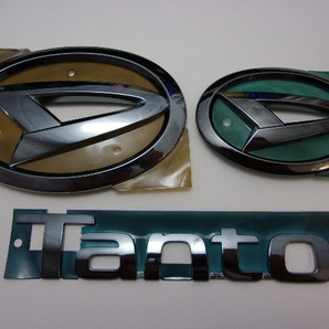 7トレジャー 【 ダイハツ タント カスタム Tanto Custom:LA650S/LA660S 】 プラチナ ブラック エンブレム フロント&リア 3点セット
