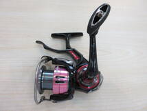 21937 美品 DAIWA ダイワ 22TOURNAMENT ISO 競技 LBD スプール2500LBD スピニングリール 説明書付 ケース付 箱付_画像2