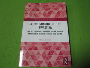 洋書　In the Shadow of the Swastika　サブタイトル→インドの急進的ナショナリズム、イタリアのファシズム、ナチズムの関係